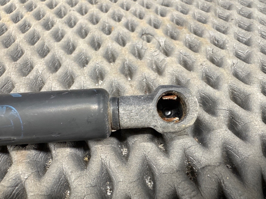 Амортизатор багажника, 930 рублей, Красноярск