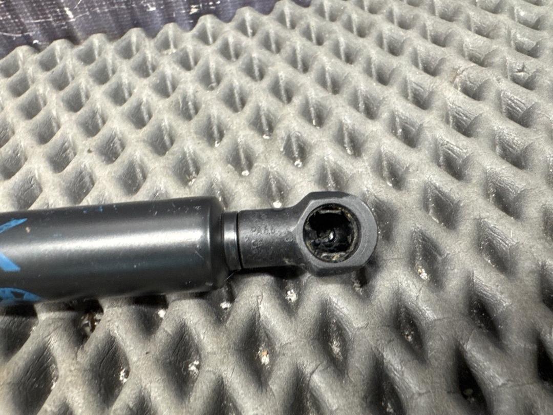 Амортизатор капота, 1000 рублей, Красноярск