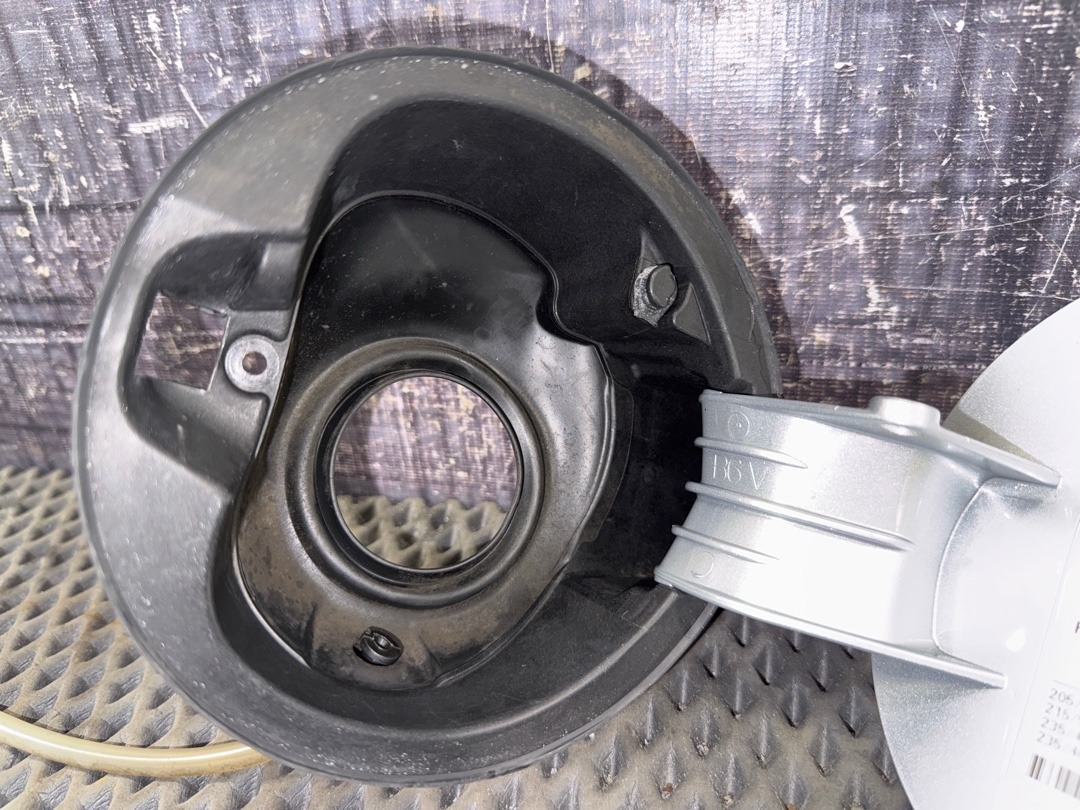 Лючок бензобака, 2630 рублей, Красноярск