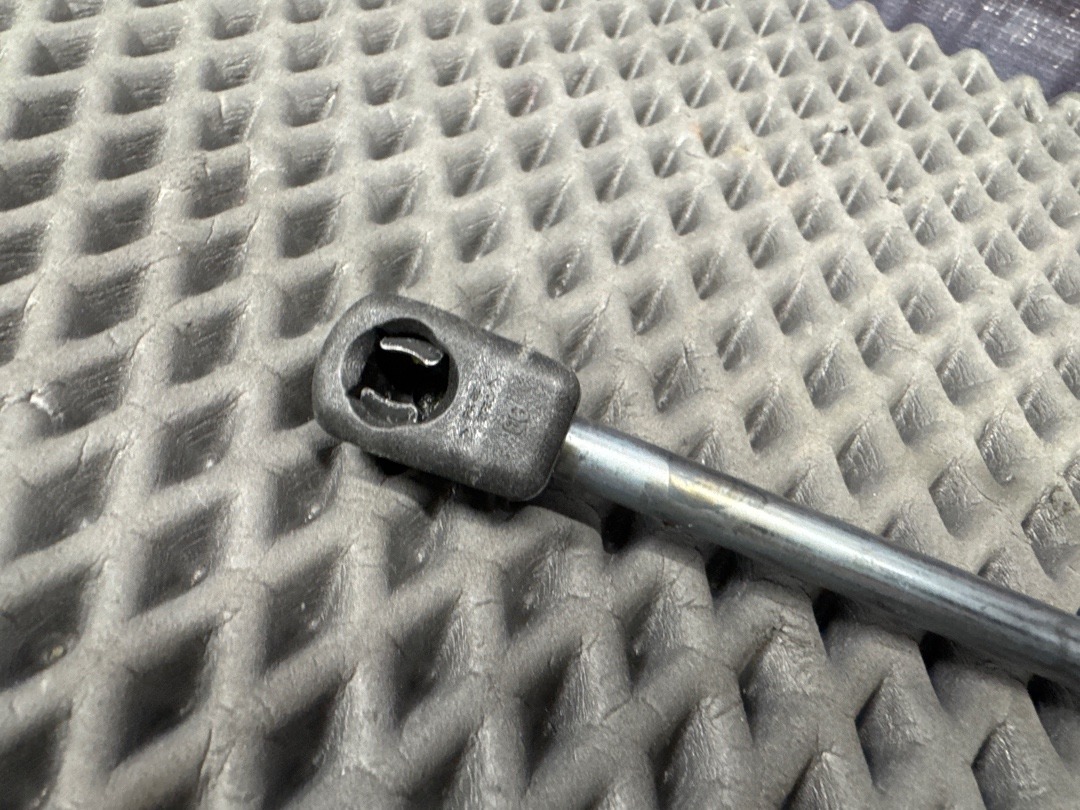 Амортизатор капота, 1210 рублей, Красноярск