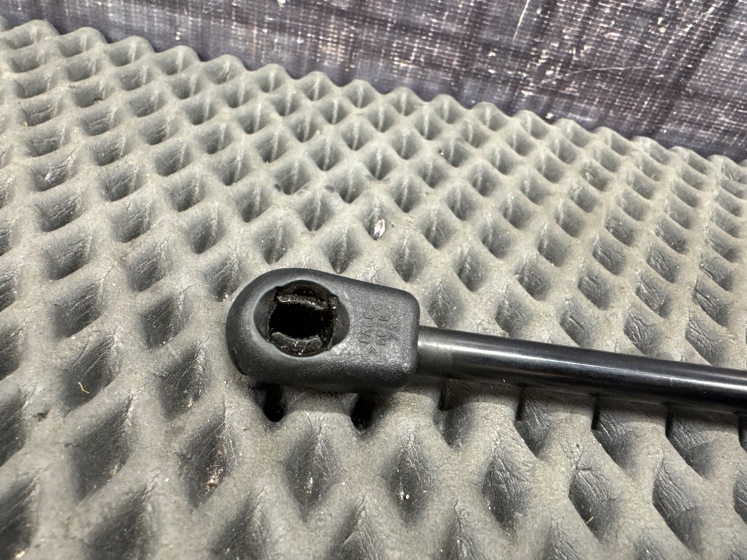 Амортизатор багажника, 302 рублей, Красноярск