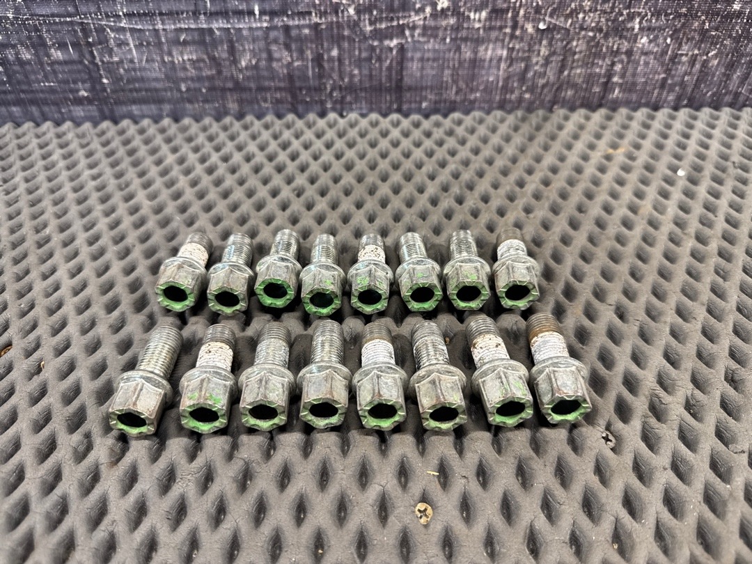 Комплект колесных болтов, 1000 рублей, Красноярск