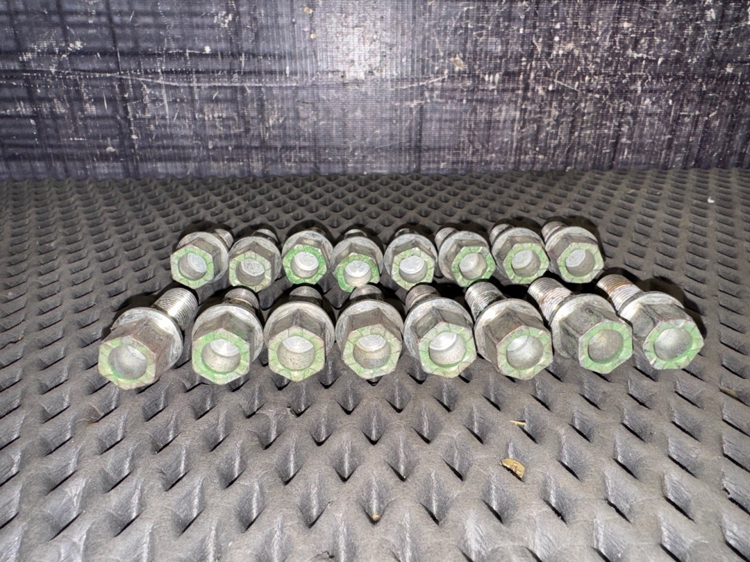 Комплект колесных болтов, 1000 рублей, Красноярск