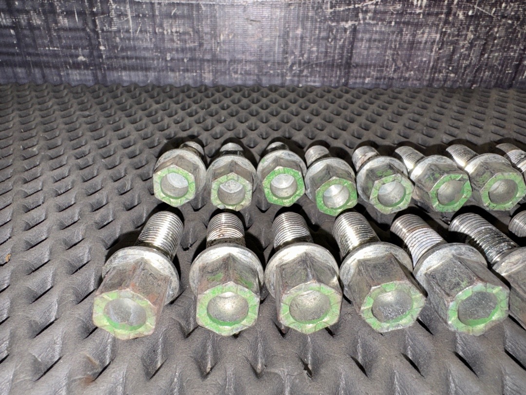 Комплект колесных болтов, 1000 рублей, Красноярск