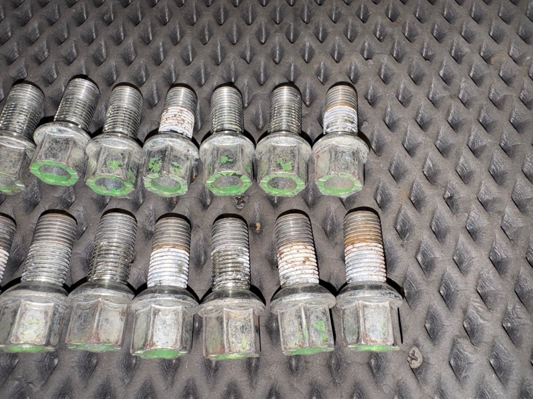 Комплект колесных болтов, 1000 рублей, Красноярск