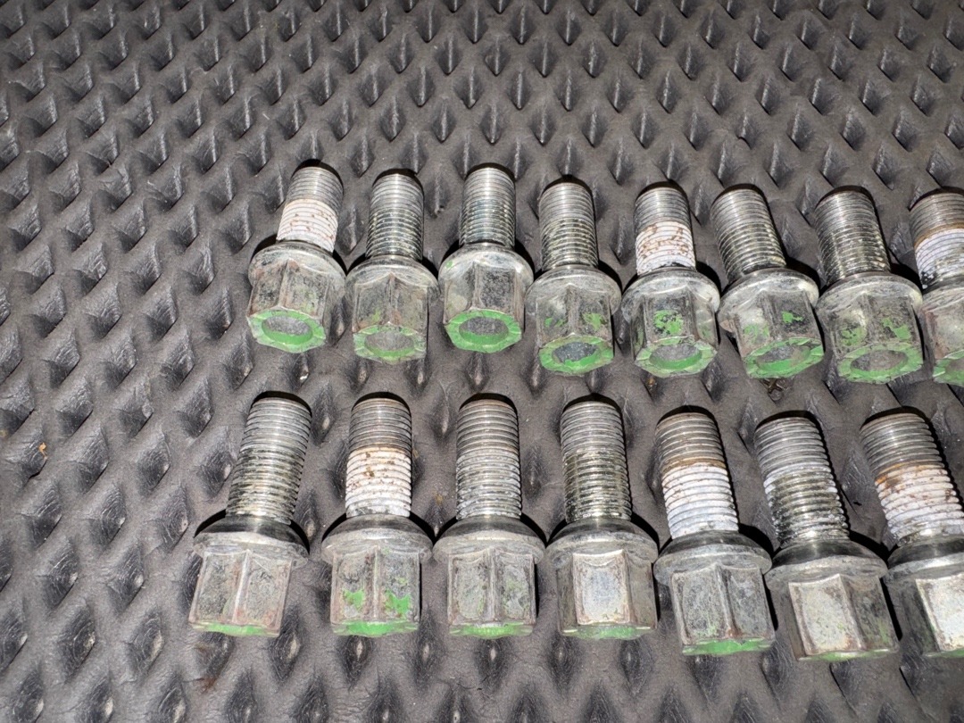 Комплект колесных болтов, 1000 рублей, Красноярск