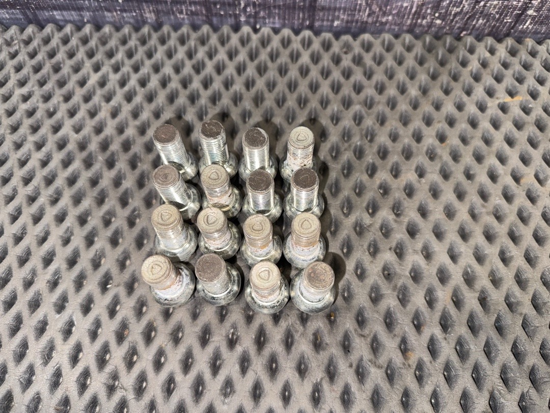 Комплект колесных болтов, 1000 рублей, Красноярск