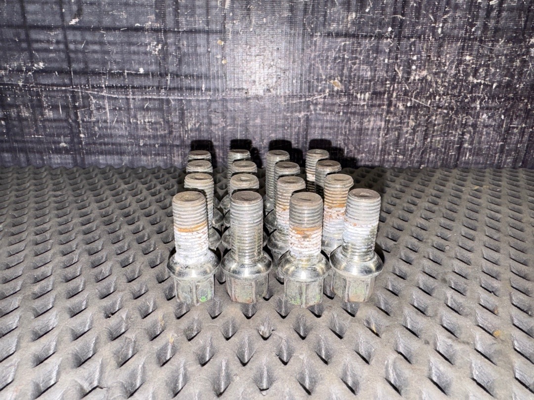 Комплект колесных болтов, 1000 рублей, Красноярск