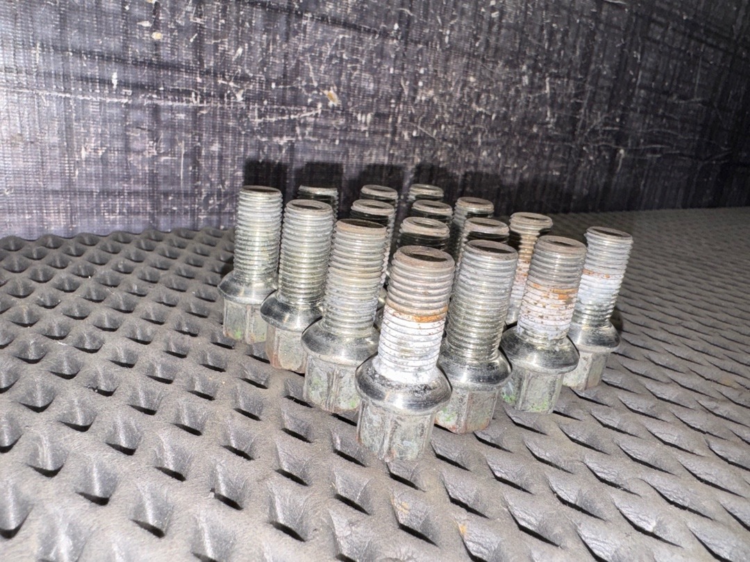 Комплект колесных болтов, 1000 рублей, Красноярск