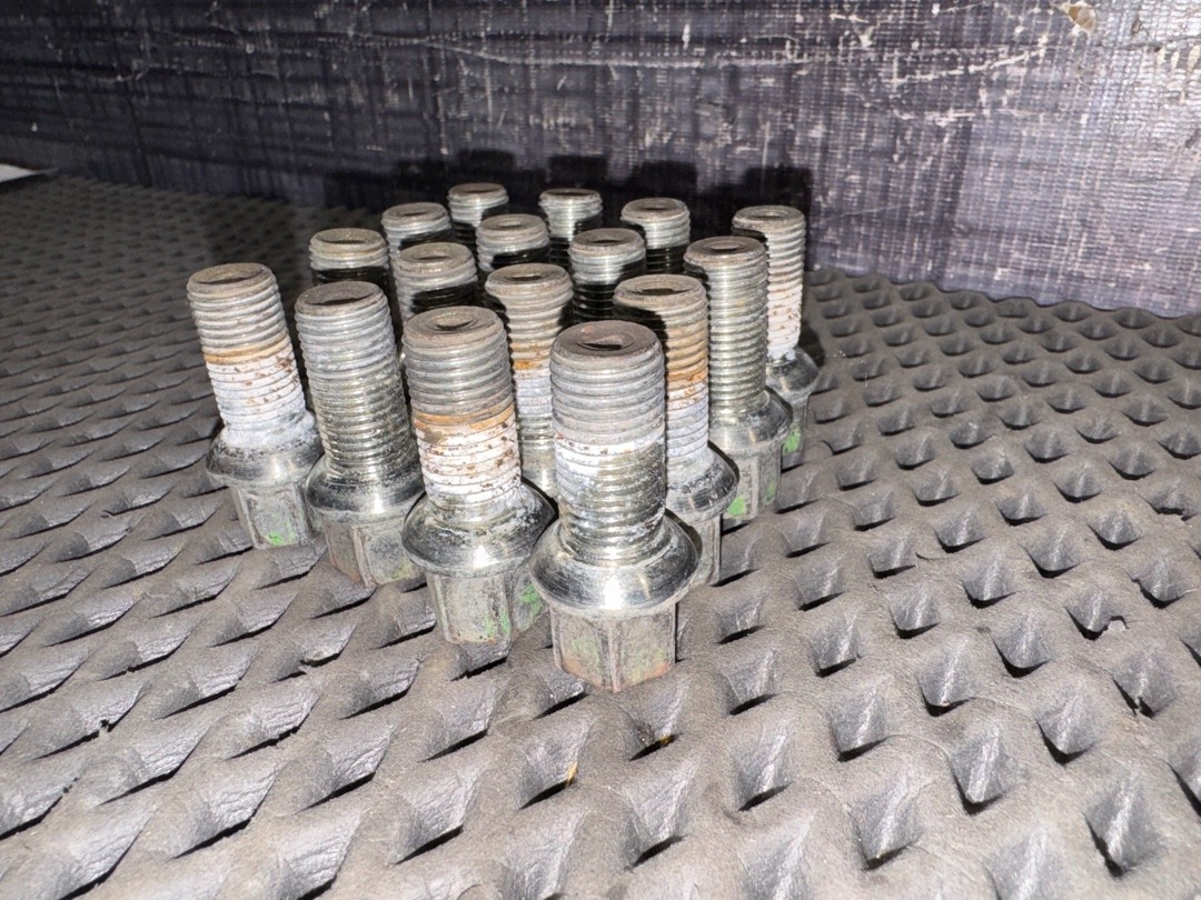 Комплект колесных болтов, 1000 рублей, Красноярск