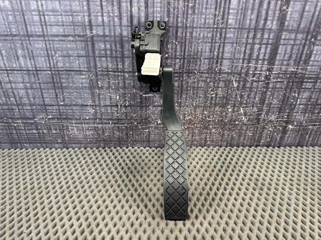 Педаль газа, 1000 рублей, Красноярск