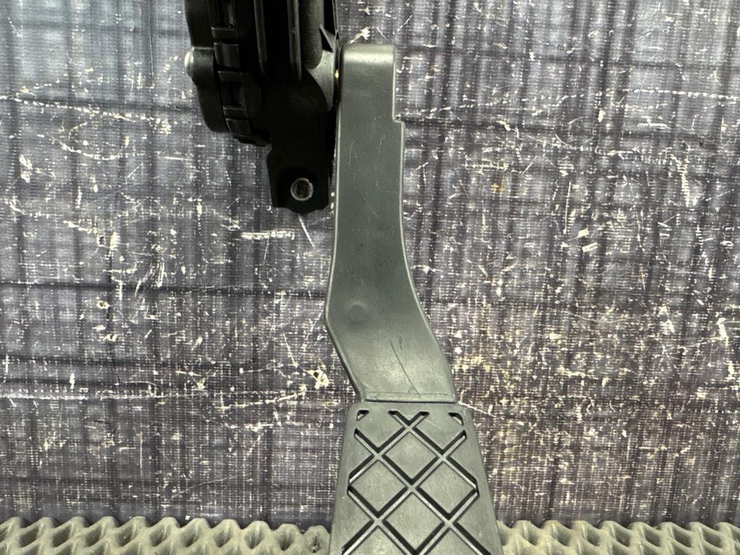 Педаль газа, 1000 рублей, Красноярск