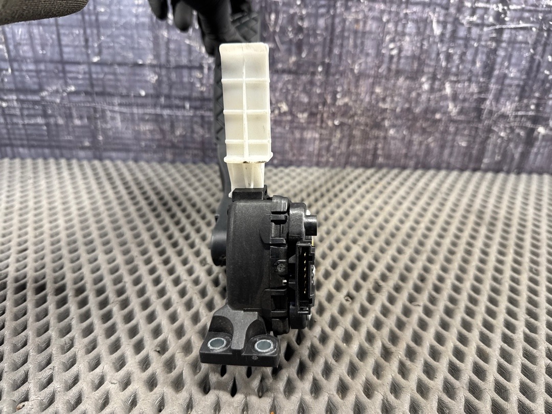 Педаль газа, 1000 рублей, Красноярск