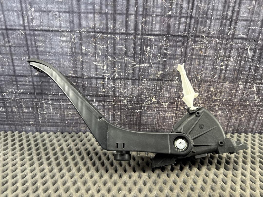 Педаль газа, 1000 рублей, Красноярск