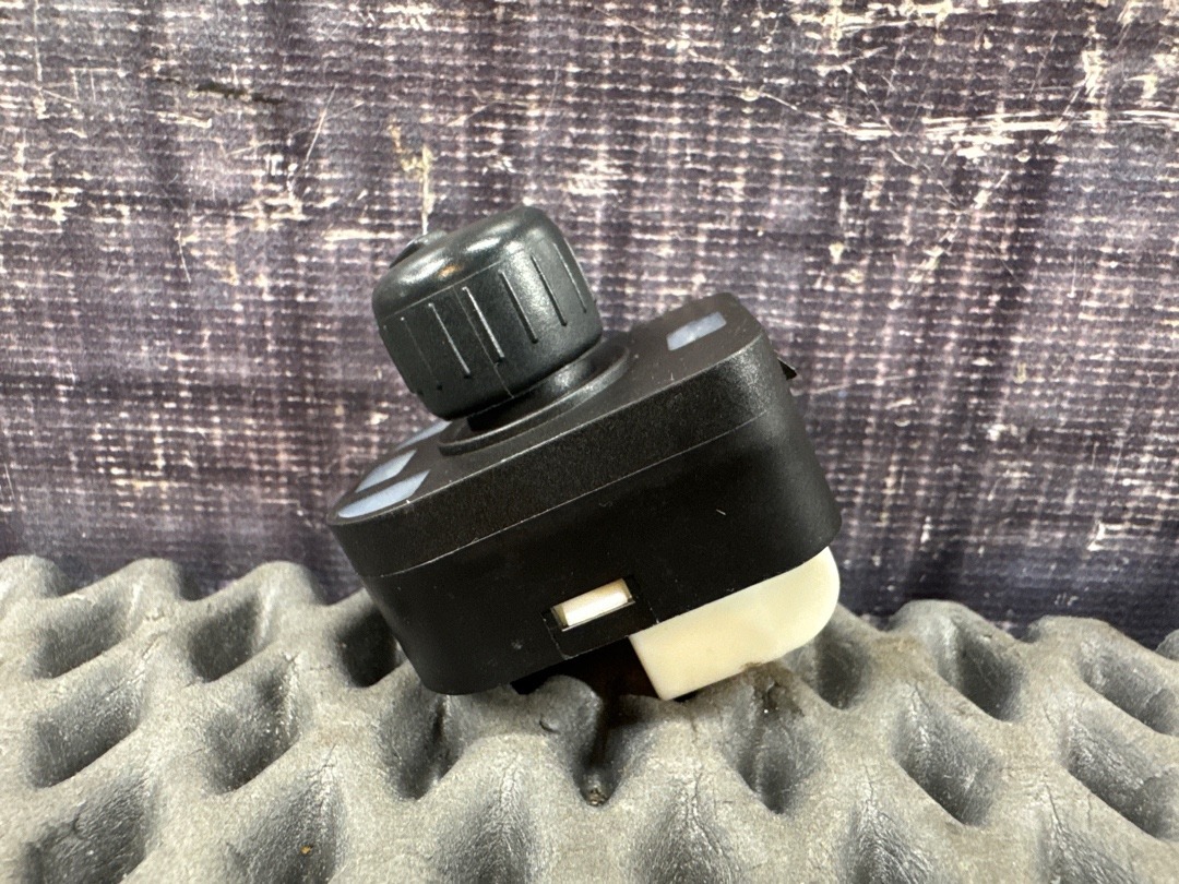 Кнопка регулировки зеркал, 1340 рублей, Красноярск