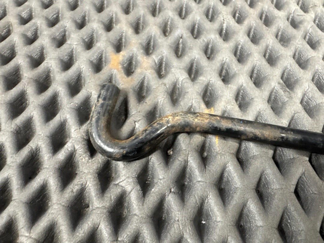 Упор капота, 640 рублей, Красноярск