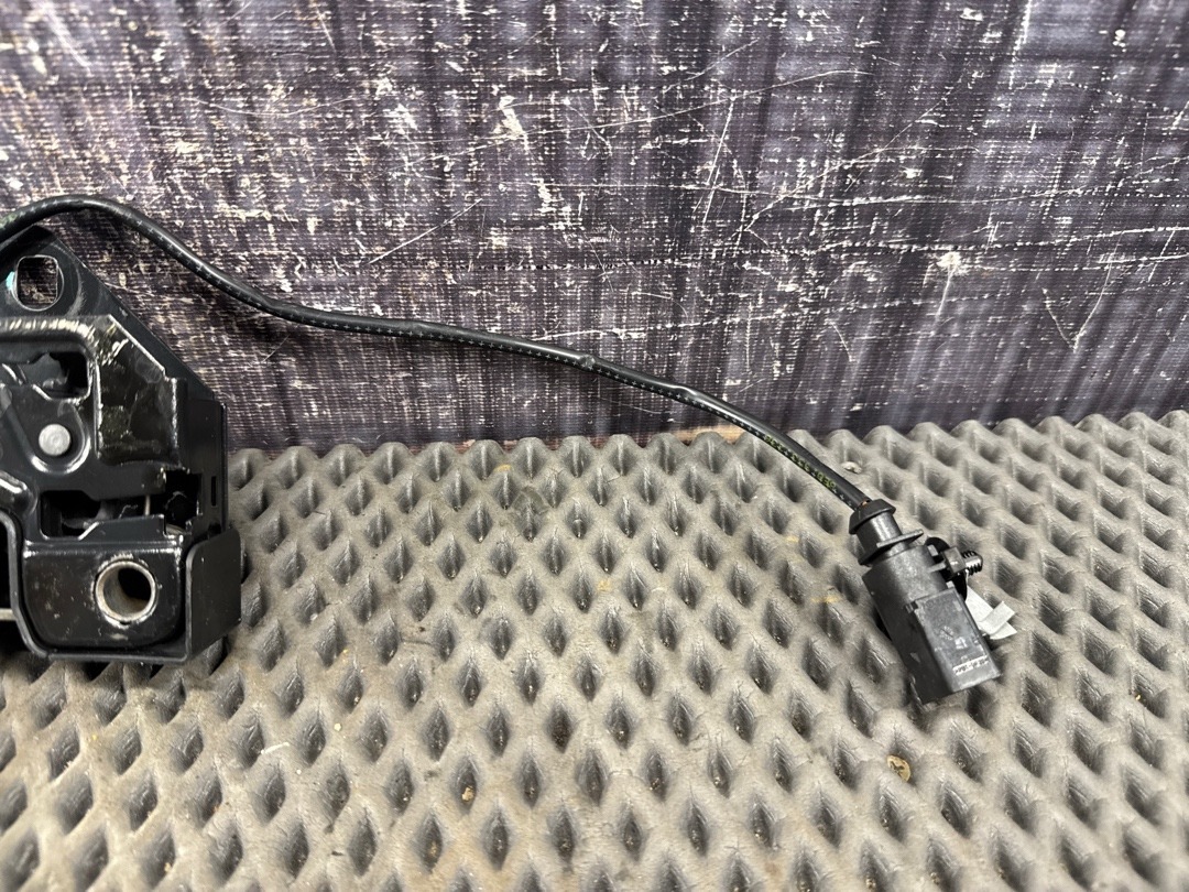 Замок капота, 1920 рублей, Красноярск