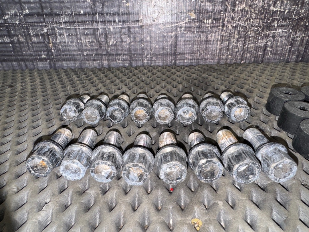 Комплект колесных болтов, 1000 рублей, Красноярск
