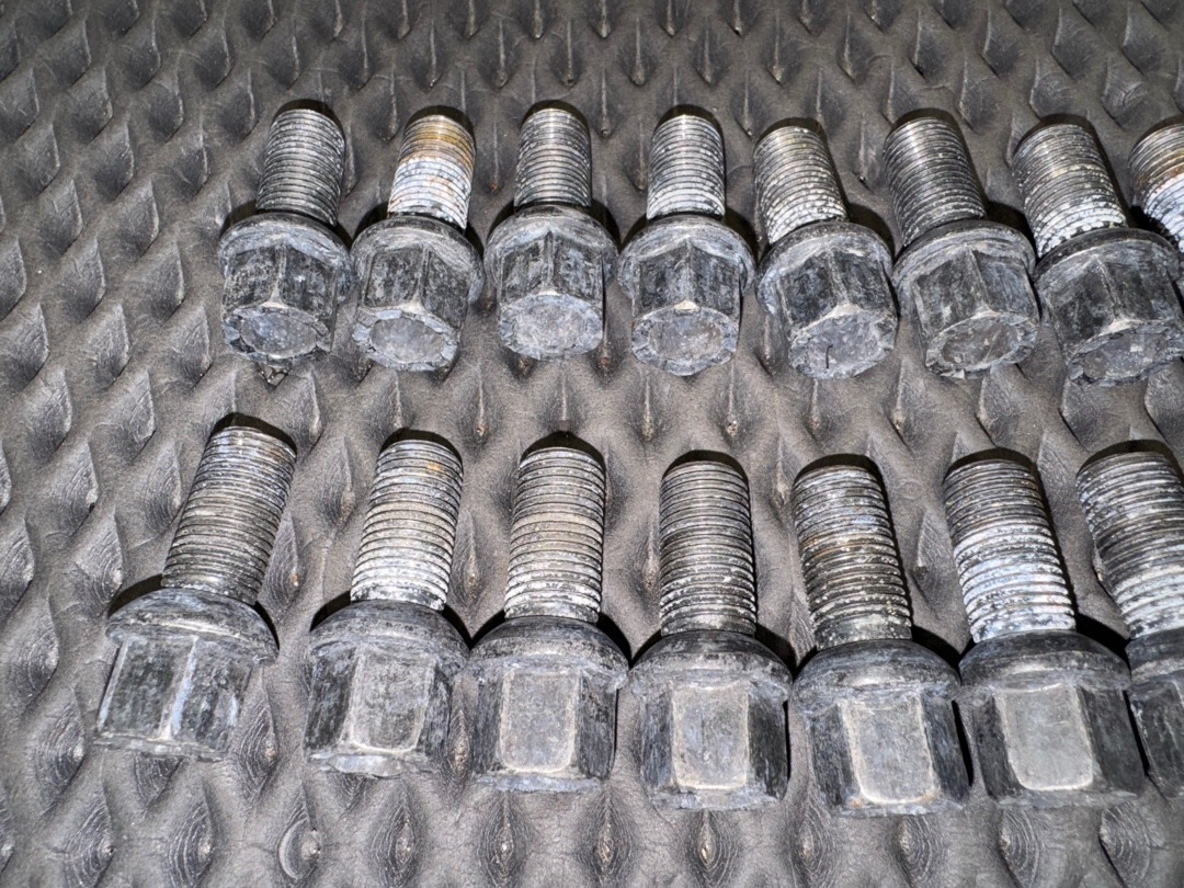Комплект колесных болтов, 1200 рублей, Красноярск