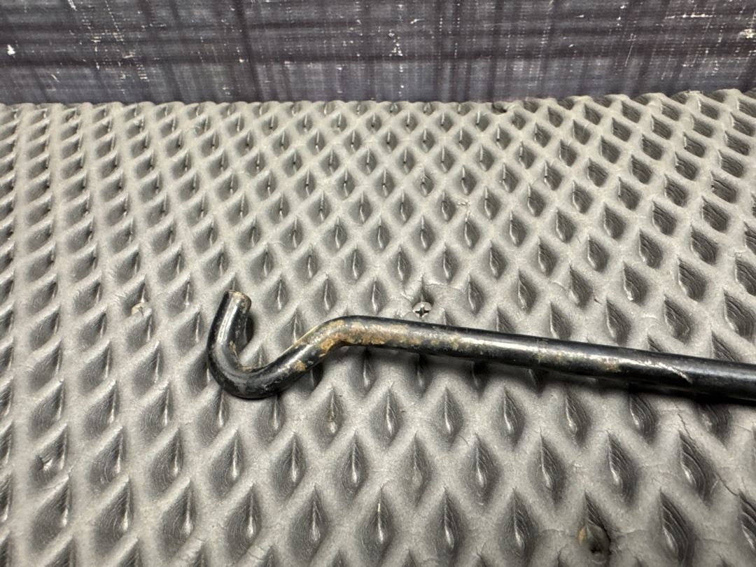 Упор капота, 640 рублей, Красноярск