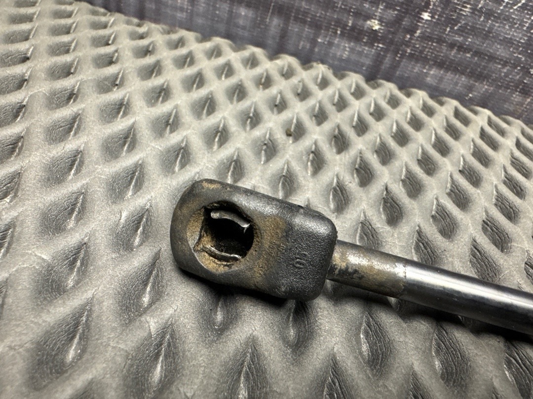 Амортизатор капота, 1210 рублей, Красноярск