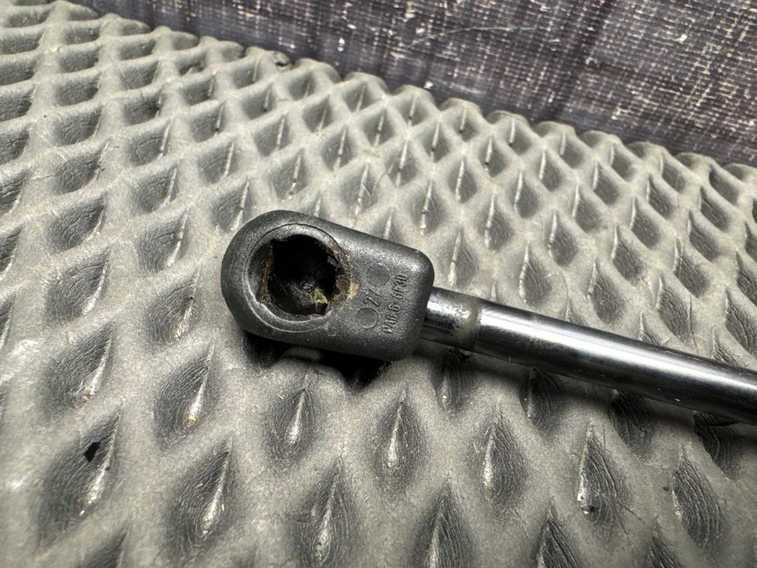 Амортизатор багажника, 880 рублей, Красноярск