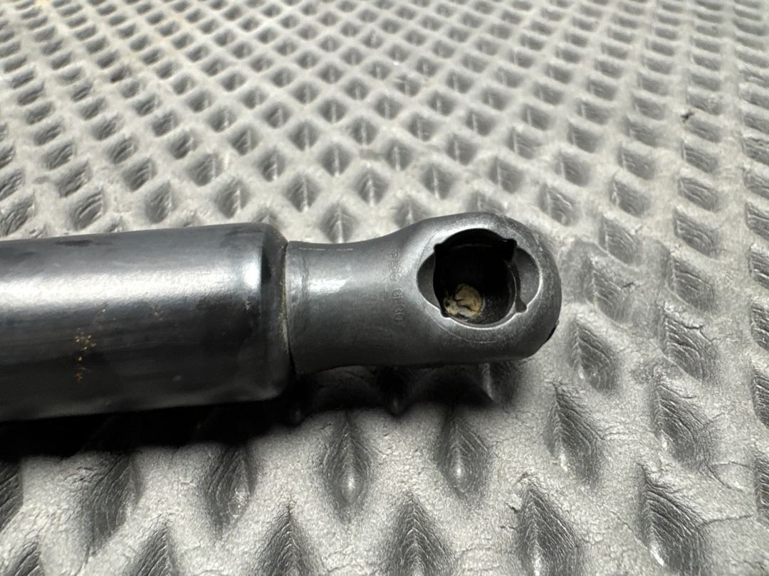 Амортизатор багажника, 3060 рублей, Красноярск