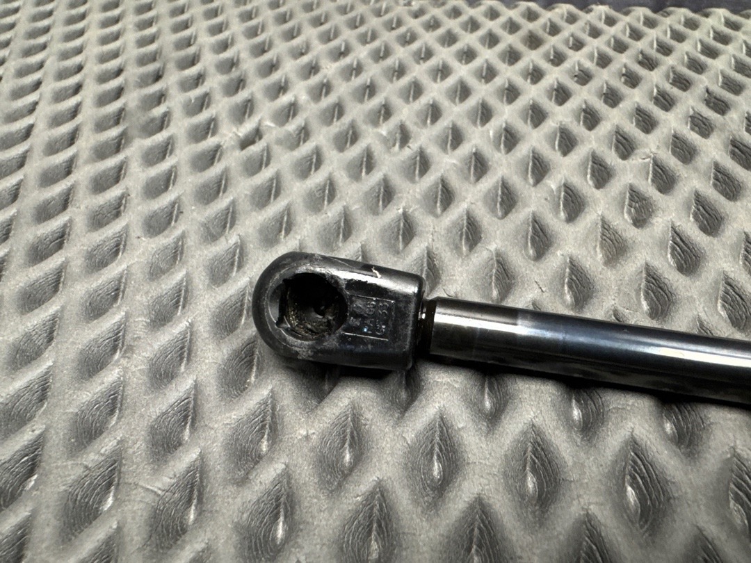 Амортизатор багажника, 3060 рублей, Красноярск