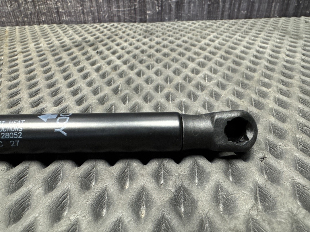 Амортизатор капота, 1380 рублей, Красноярск