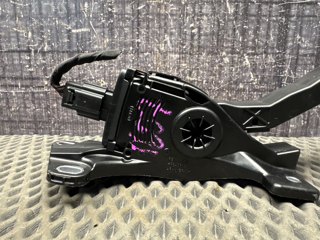 Педаль газа, 2010 рублей, Красноярск