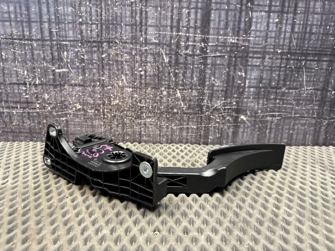 Педаль газа, 2010 рублей, Красноярск