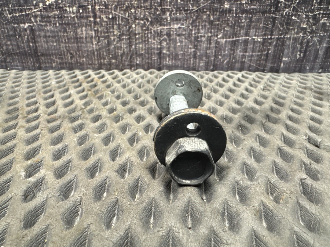 Болт развальный, 1820 рублей, Красноярск