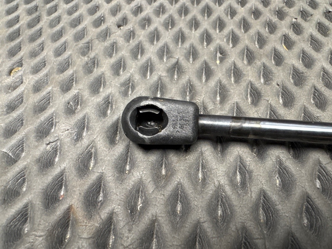 Амортизатор багажника, 610 рублей, Красноярск