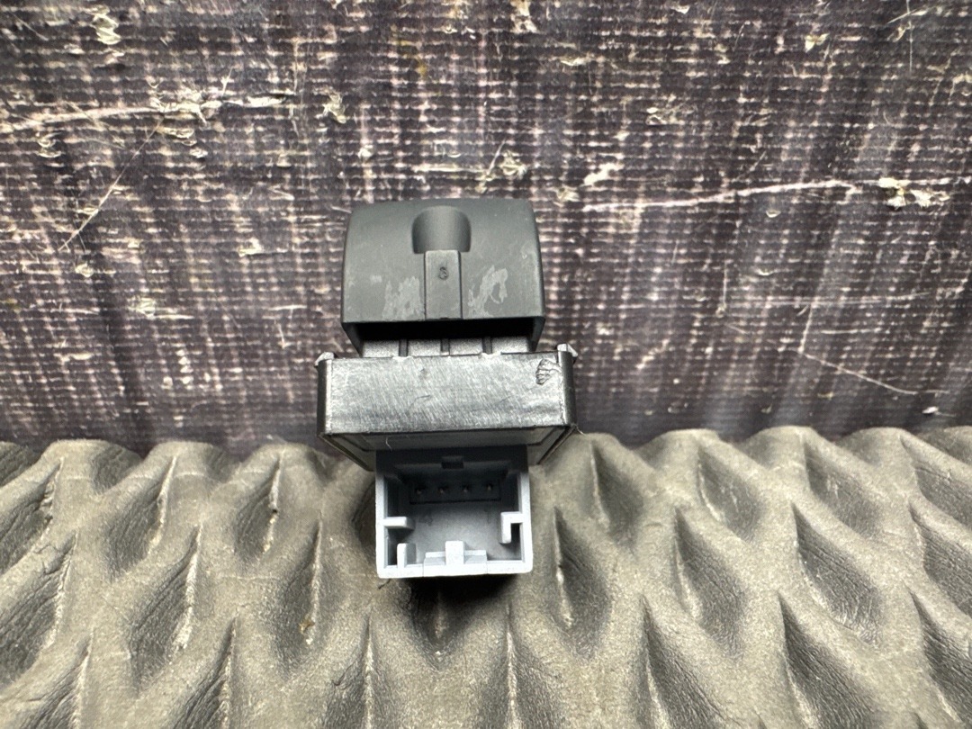 Кнопка стеклоподъемника, 680 рублей, Красноярск