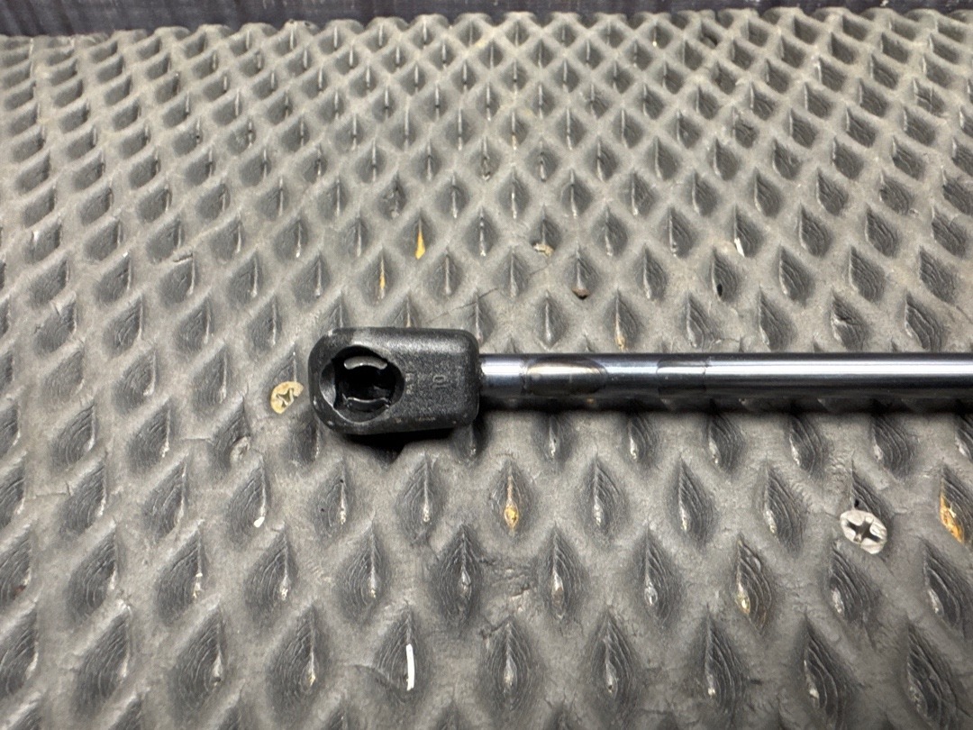 Амортизатор багажника, 710 рублей, Красноярск