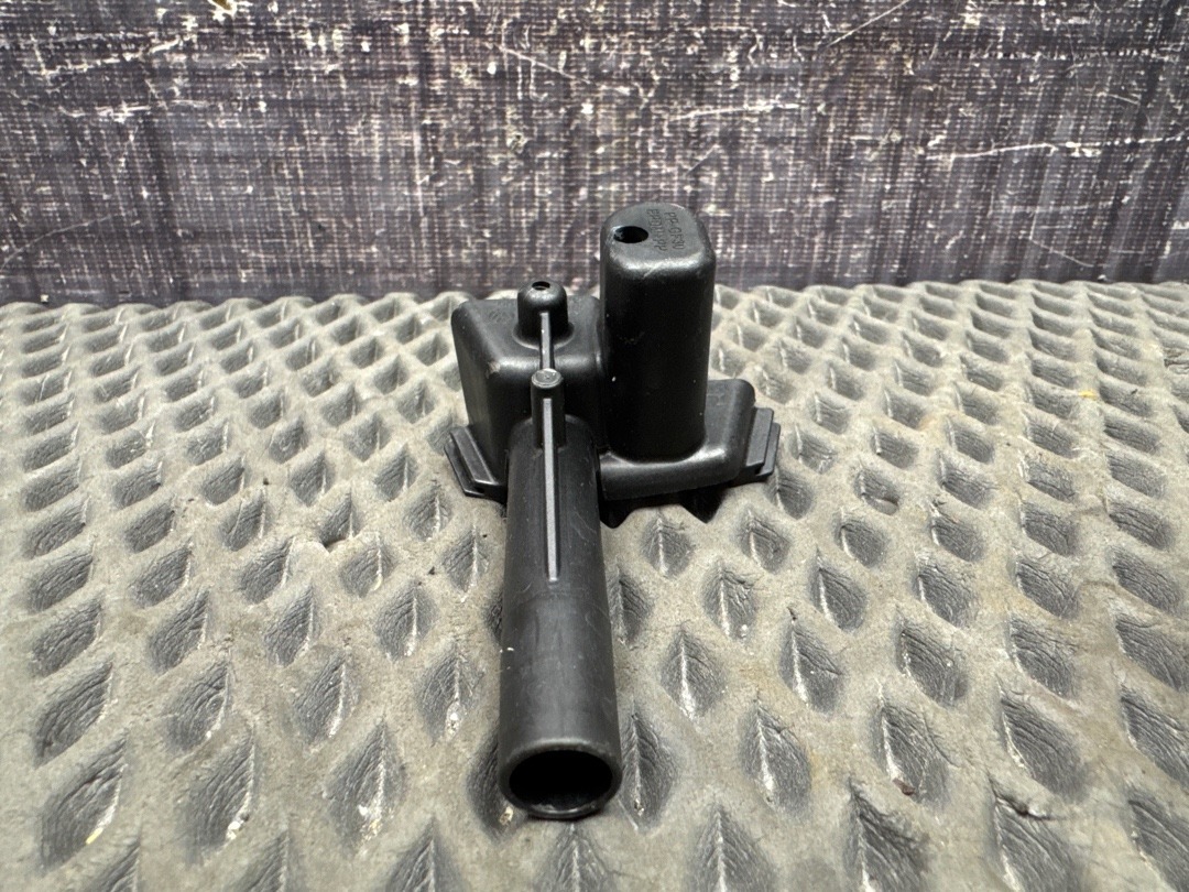 Направляющая замка лючка бензобака, 1010 рублей, Красноярск