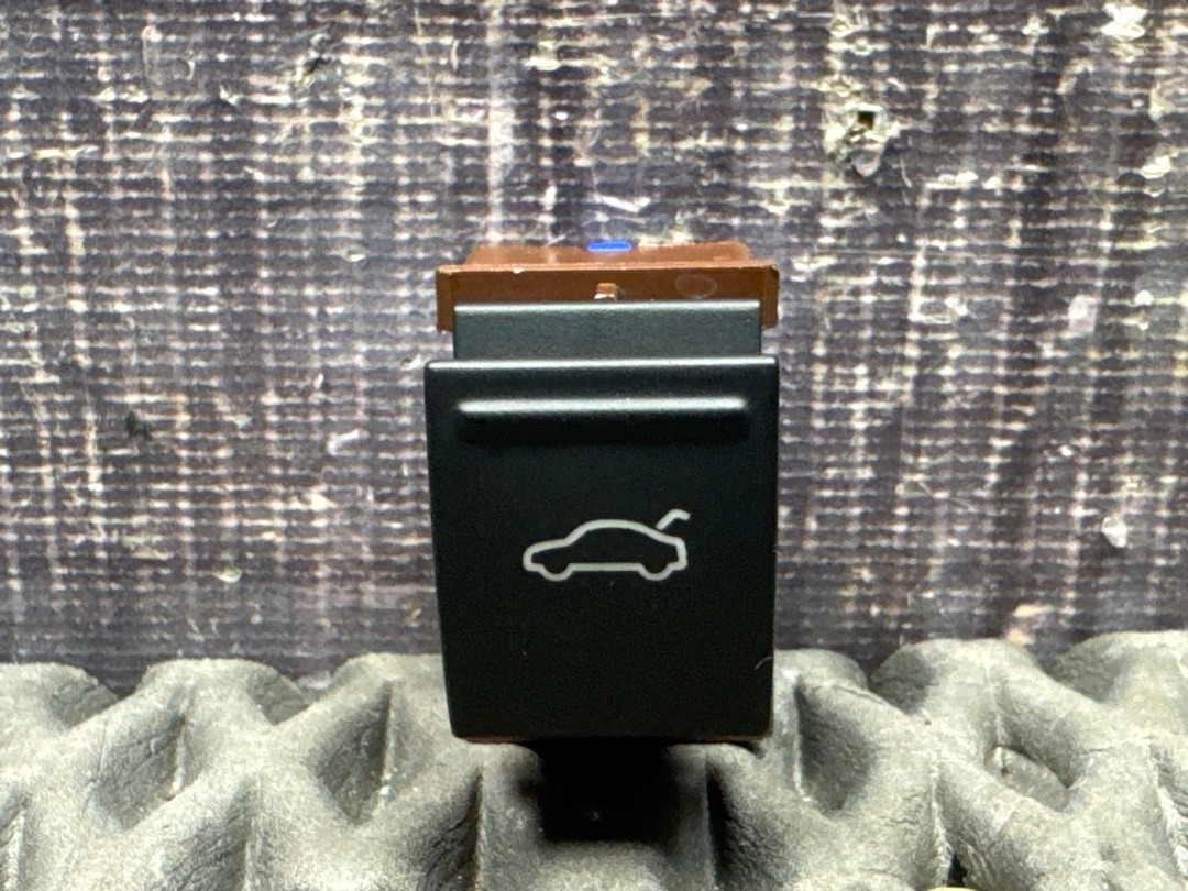 Кнопка открывания багажника, 910 рублей, Красноярск