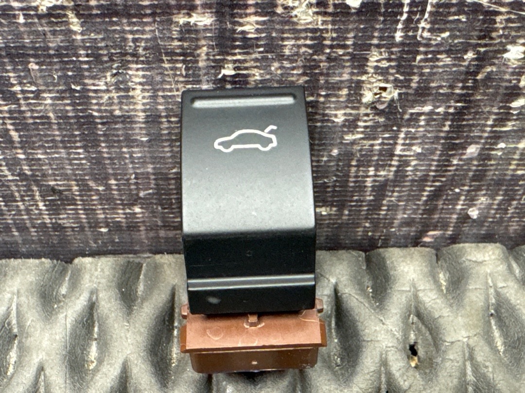 Кнопка открывания багажника, 910 рублей, Красноярск