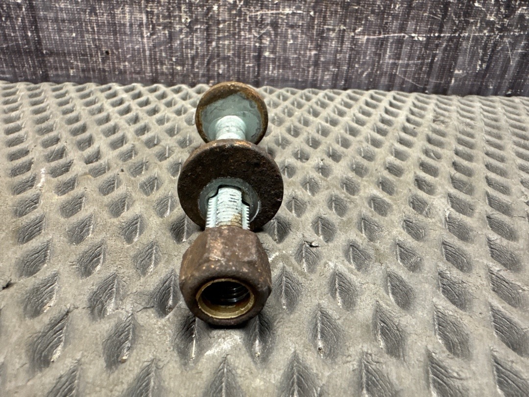 Болт развальный, 820 рублей, Красноярск