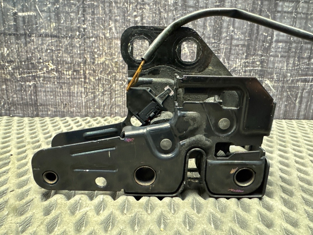 Замок капота, 1920 рублей, Красноярск