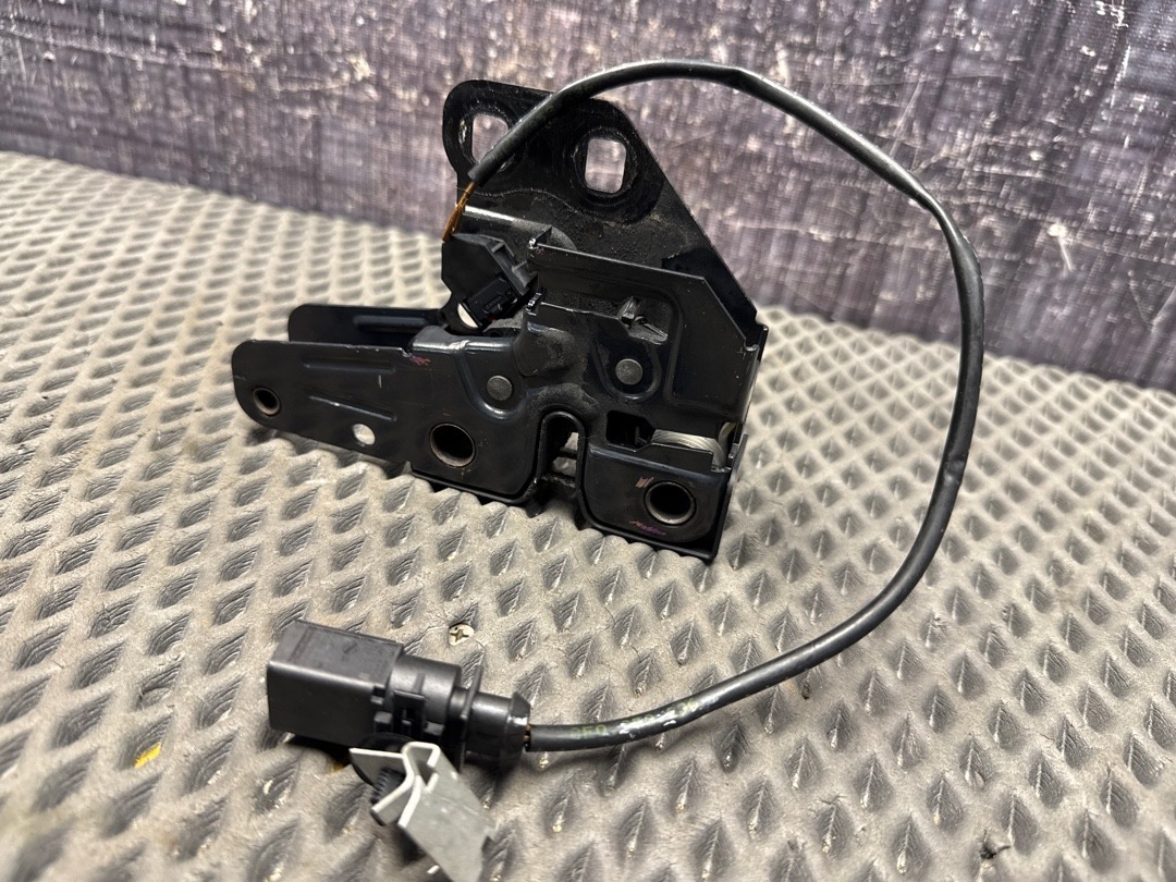 Замок капота, 1920 рублей, Красноярск