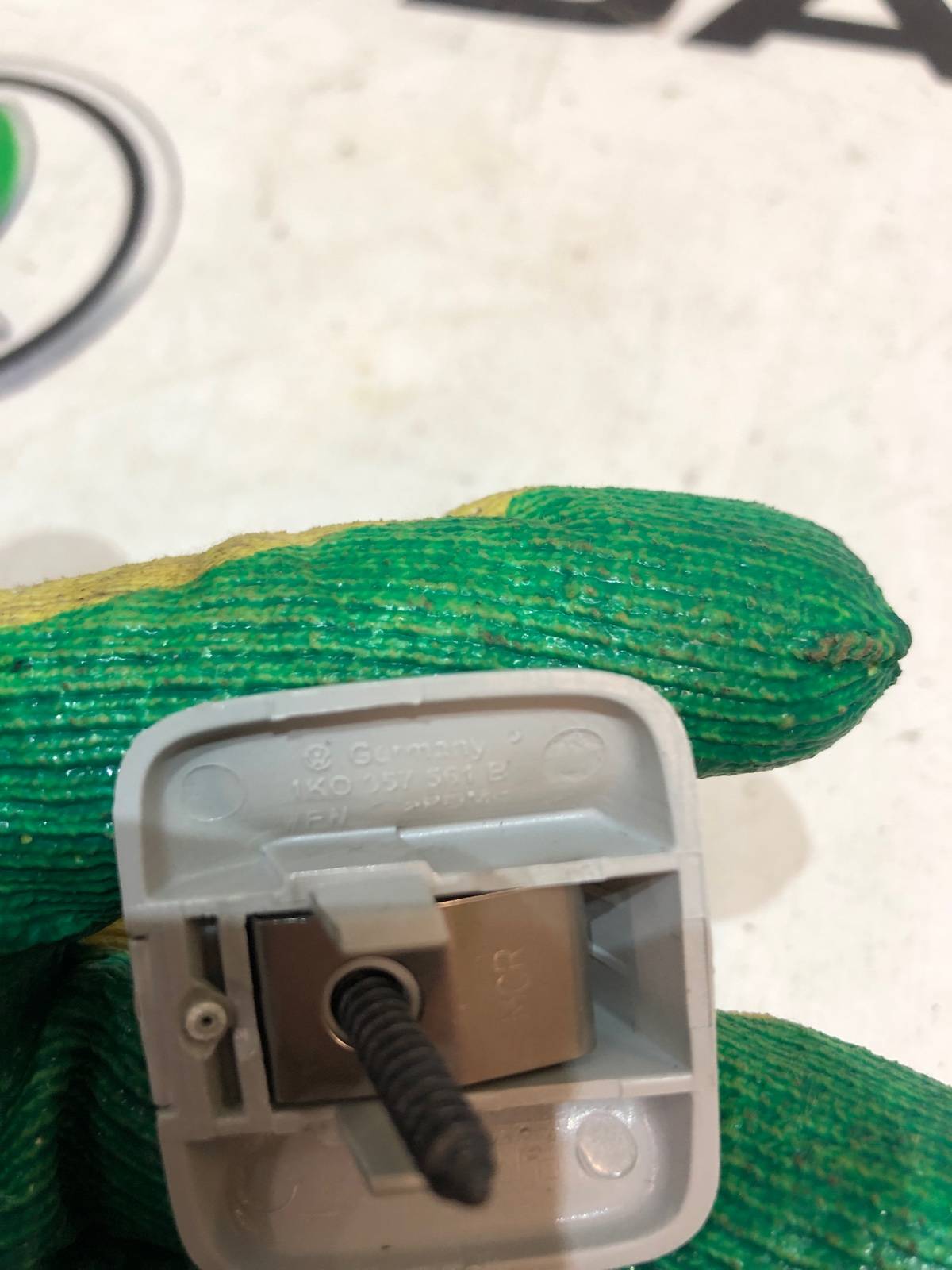 Кронштейн солнцезащитного козырька, 500 рублей, Москва