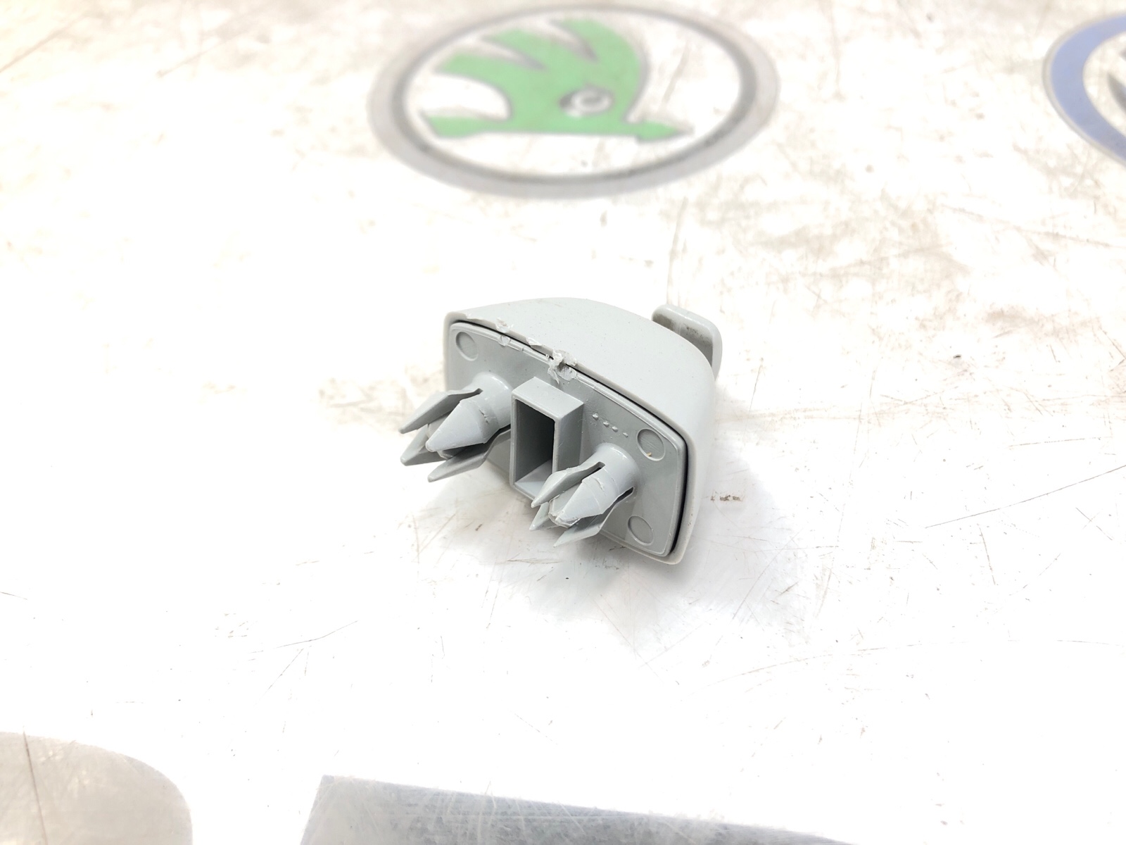 Кронштейн солнцезащитного козырька, 500 рублей, Москва