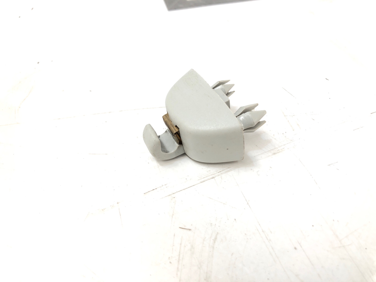 Кронштейн солнцезащитного козырька, 500 рублей, Москва