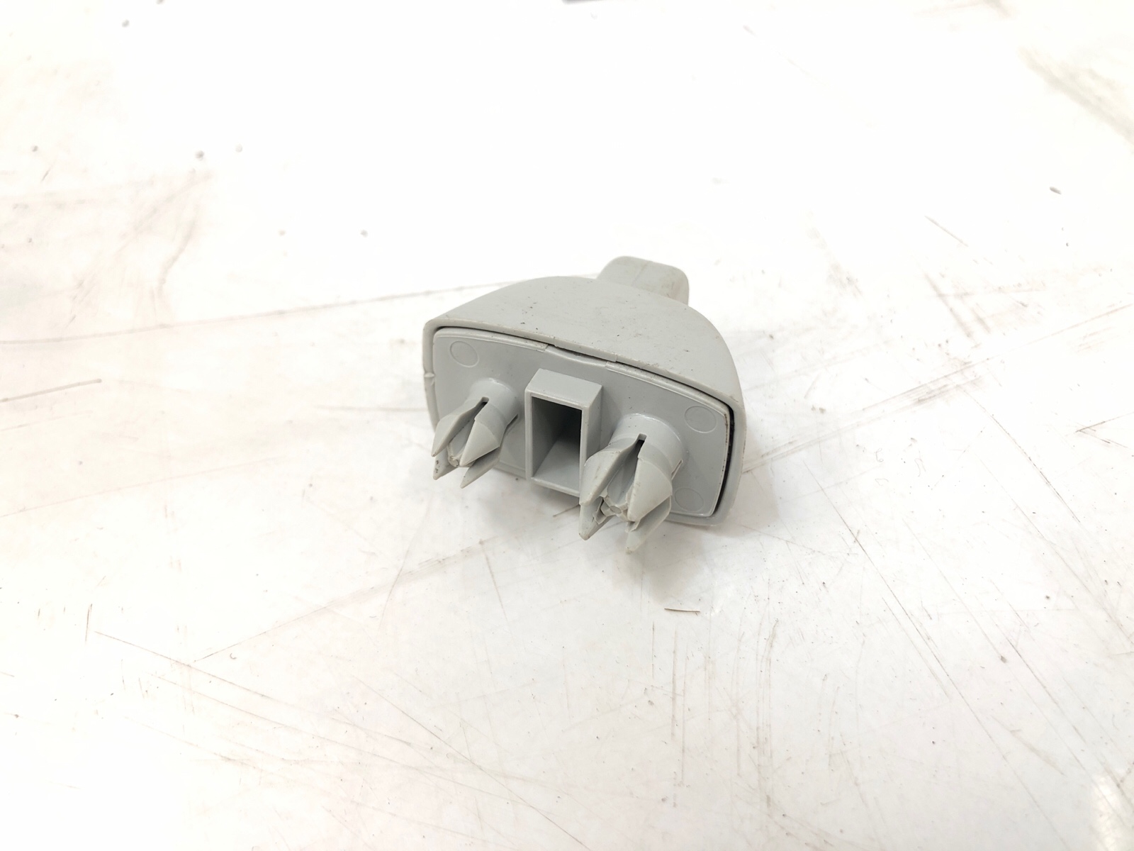 Кронштейн солнцезащитного козырька, 500 рублей, Москва