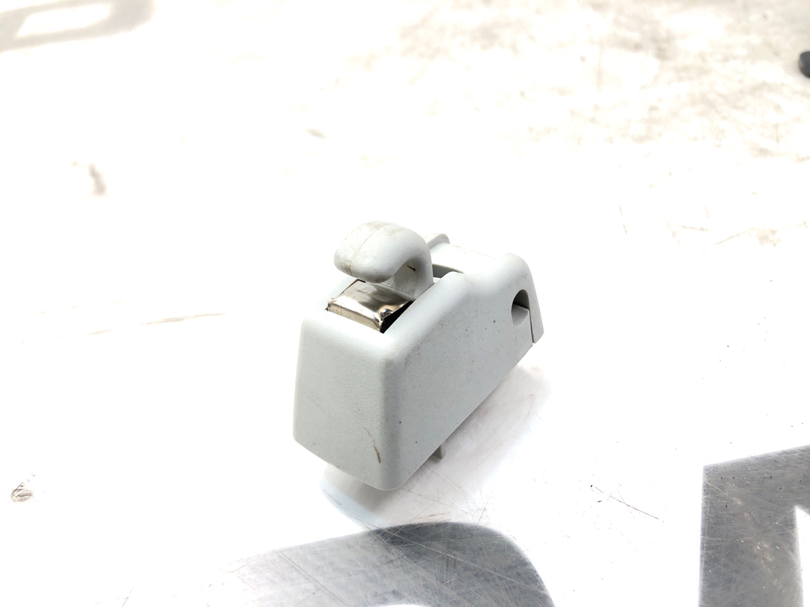 Кронштейн солнцезащитного козырька, 1000 рублей, Москва