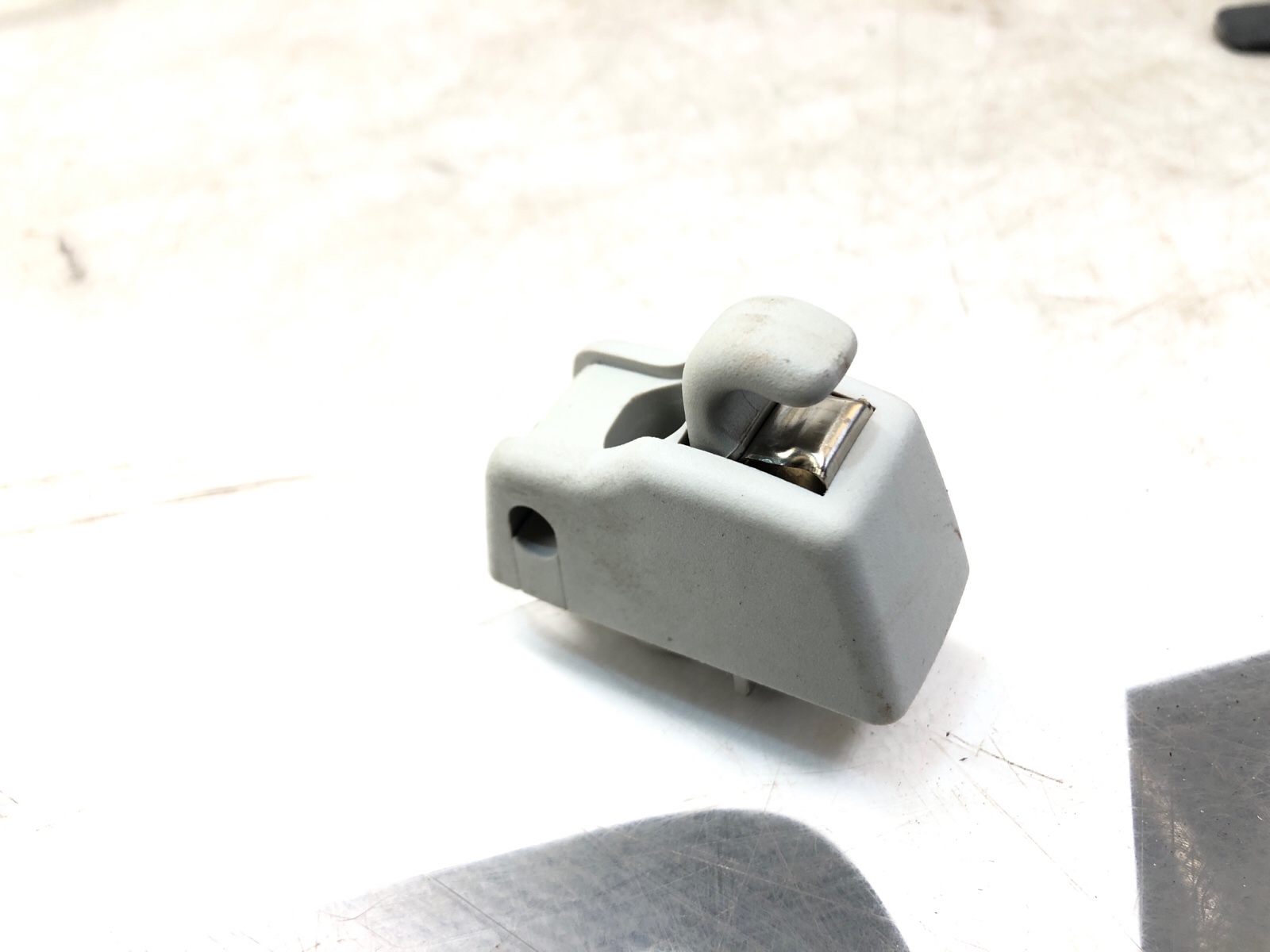 Кронштейн солнцезащитного козырька, 1000 рублей, Москва