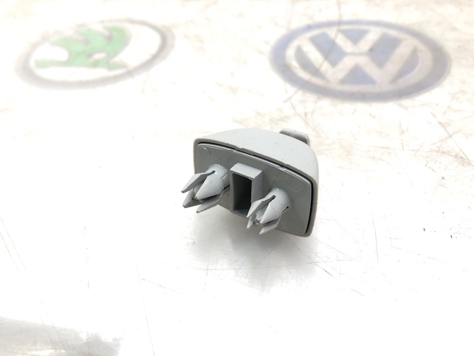 Кронштейн солнцезащитного козырька, 500 рублей, Москва