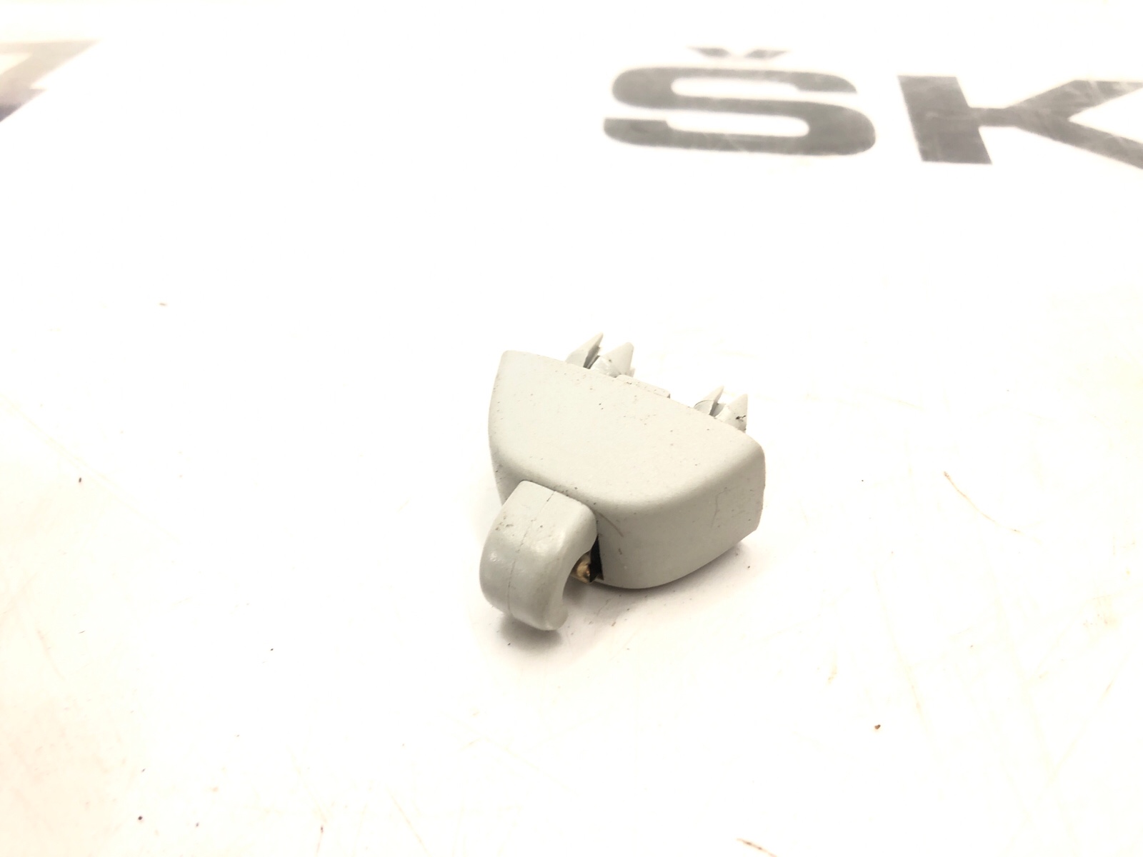 Кронштейн солнцезащитного козырька, 500 рублей, Москва