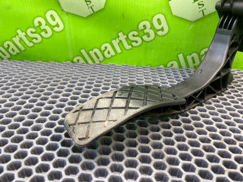 Педаль газа, 2000 рублей, Калининград